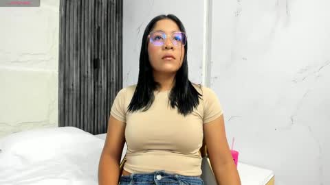 Snapshot of chloe_dreams4u chatting on 20, 5, 2026 CHLOE online show from 20, 5, 2026