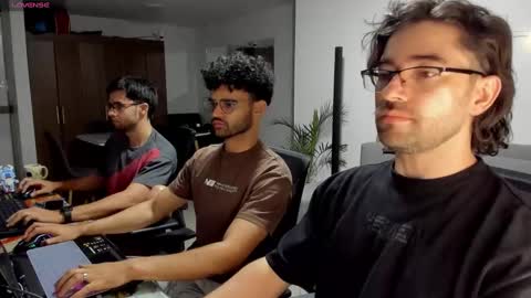 Im Chirs IM MODEL INDEPENDT online show from 25, 2, 2025