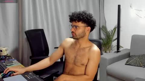 Im Chirs IM MODEL INDEPENDT online show from 25, 2, 2025