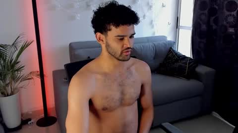 Im Chirs IM MODEL INDEPENDT online show from 10, 3, 2025