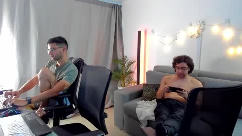 Im Chirs IM MODEL INDEPENDT online show from 12, 3, 2025