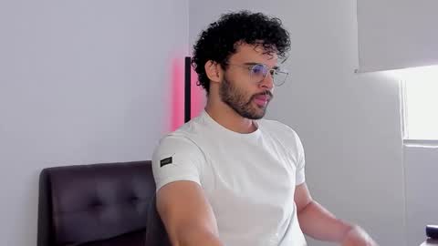 Im Chirs IM MODEL INDEPENDT online show from 10, 9, 2025