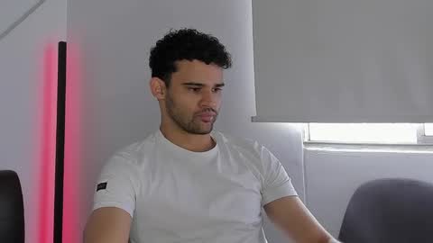 Im Chirs IM MODEL INDEPENDT online show from 6, 10, 2025