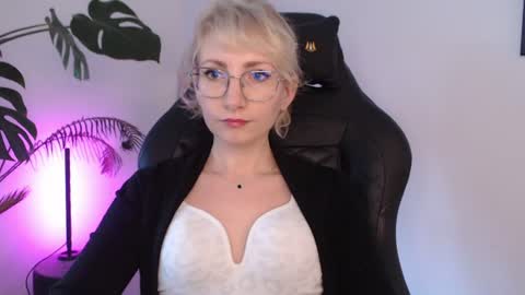 Snapshot of cinderellamoon chatting on 8, 7, 2026 Cinderella online show from 8, 7, 2026