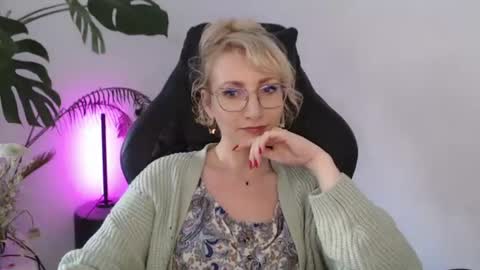 Snapshot of cinderellamoon chatting on 9, 7, 2026 Cinderella online show from 9, 7, 2026