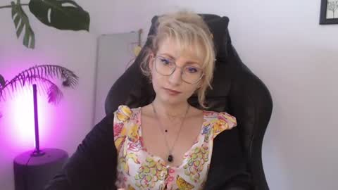 Snapshot of cinderellamoon chatting on 16, 7, 2026 Cinderella online show from 16, 7, 2026