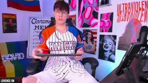 Snapshot of cinnamon_boyxxx chatting on 23, 12, 2024 David Independent Model online show from 23, 12, 2024