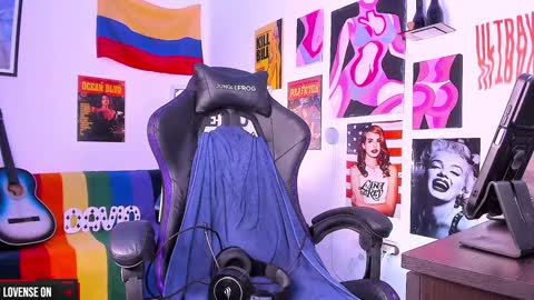 Snapshot of cinnamon_boyxxx chatting on 25, 12, 2024 David Independent Model online show from 25, 12, 2024