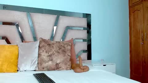 Cintia Hills online show from 4, 1, 2025