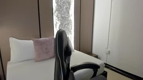 cloee20_ online show from 20, 12, 2025