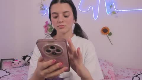 Snapshot of coralinexxx07 chatting on 14, 7, 2026 Coraline uwu Bienvenidos al dulce mundo de Coraline Hola amores soy Coraline Una chica tierna juguetona online show from 14, 7, 2026