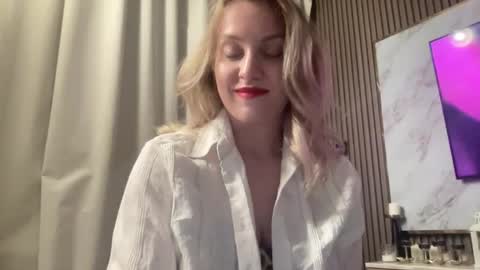 cosmo_blondiee online show from 16, 9, 2025