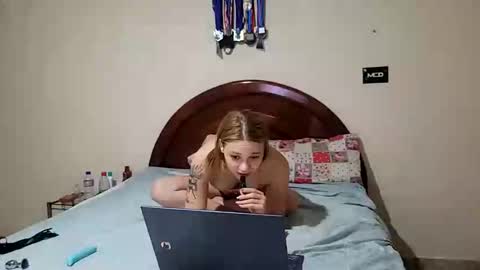 Snapshot of couplehot1515 chatting on 27, 12, 2024 couplehot1515 online show from 27, 12, 2024