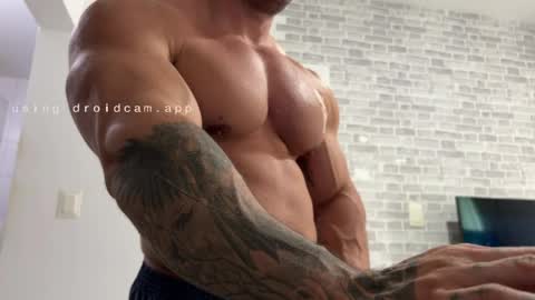 Snapshot of couplemuscle40 chatting on 7, 5, 2026 couplemuscle40 online show from 7, 5, 2026