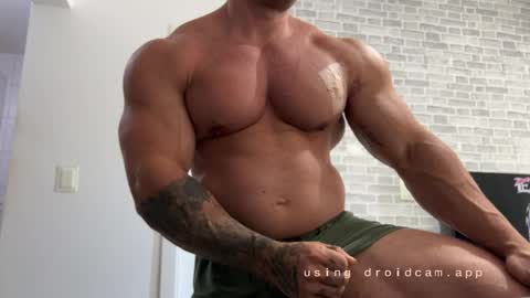 Snapshot of couplemuscle40 chatting on 12, 5, 2026 couplemuscle40 online show from 12, 5, 2026