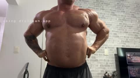 Snapshot of couplemuscle40 chatting on 19, 5, 2026 couplemuscle40 online show from 19, 5, 2026