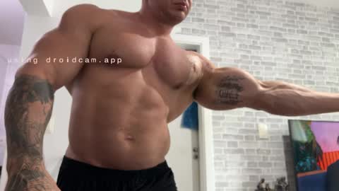 Snapshot of couplemuscle40 chatting on 26, 5, 2026 couplemuscle40 online show from 26, 5, 2026