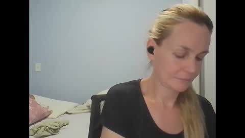 Snapshot of crazyanny chatting on 17, 4, 2026 Anny online show from 17, 4, 2026