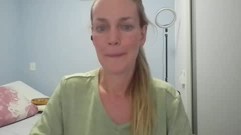 Snapshot of crazyanny chatting on 22, 4, 2026 Anny online show from 22, 4, 2026