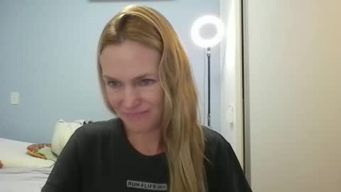 Snapshot of crazyanny chatting on 22, 4, 2026 Anny online show from 22, 4, 2026