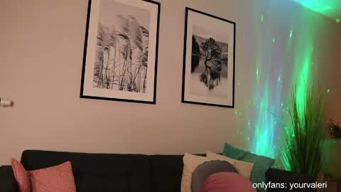 Snapshot of crazybabyyy chatting on 30, 4, 2026 Valeri Val online show from 30, 4, 2026