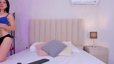 Snapshot of criistal_blossom chatting on 1, 12, 2025 Cristal online show from 1, 12, 2025