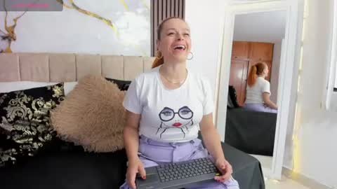 Snapshot of cristalwalker__ chatting on 9, 7, 2026 cristal walker online show from 9, 7, 2026