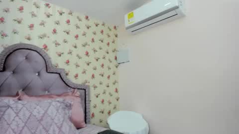Snapshot of crystal_watson0 chatting on 24, 5, 2026 Milf Latina online show from 24, 5, 2026
