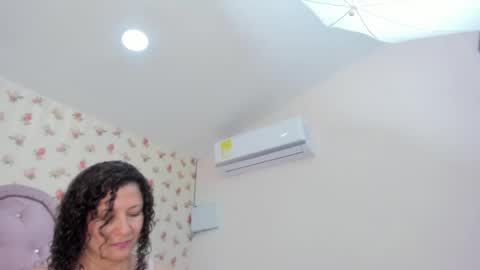 Snapshot of crystal_watson0 chatting on 29, 5, 2026 Milf Latina online show from 29, 5, 2026