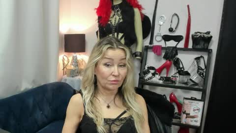 Snapshot of crystalxohotty chatting on 17, 4, 2026 CrystalHotty online show from 17, 4, 2026