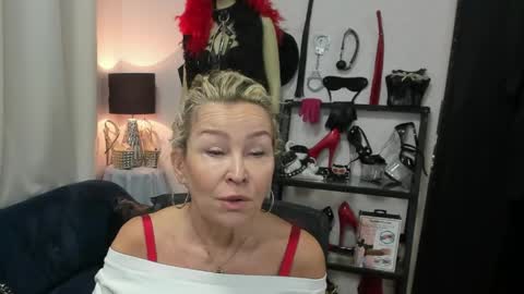 Snapshot of crystalxohotty chatting on 14, 5, 2026 CrystalHotty online show from 14, 5, 2026