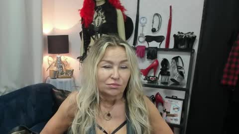 Snapshot of crystalxohotty chatting on 27, 5, 2026 CrystalHotty online show from 27, 5, 2026