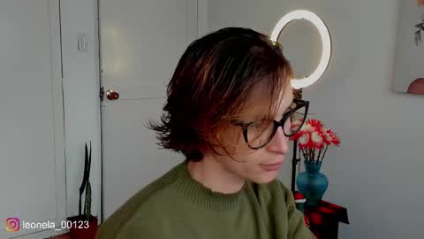 Snapshot of cuddlingbunnny chatting on 19, 12, 2025 Leonela online show from 19, 12, 2025