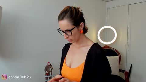 Snapshot of cuddlingbunnny chatting on 21, 12, 2025 Leonela online show from 21, 12, 2025