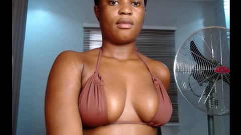 Snapshot of cum_ebony_petitxx chatting on 12, 9, 2025 cath online show from 12, 9, 2025
