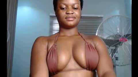 Snapshot of cum_ebony_petitxx chatting on 15, 9, 2025 cath online show from 15, 9, 2025