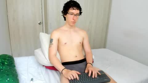 Snapshot of curlyytwink chatting on 5, 6, 2026 Noah online show from 5, 6, 2026