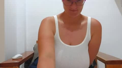 Snapshot of curvyjules69 chatting on 20, 3, 2026 CurvyJules online show from 20, 3, 2026