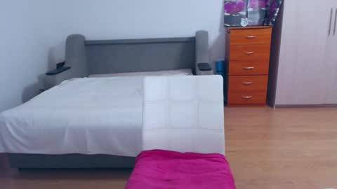 cute_jes online show from 6, 1, 2025