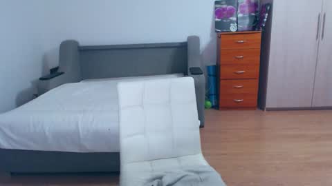 cute_jes online show from 9, 1, 2025