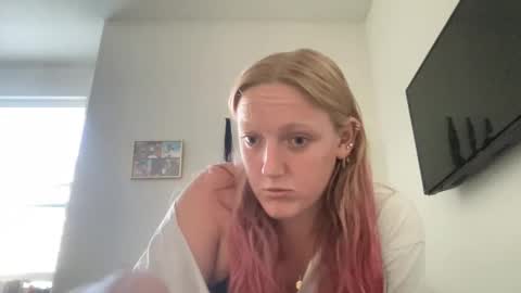 Snapshot of cutey_kiwi chatting on 10, 10, 2025 Cutey kiwi online show from 10, 10, 2025