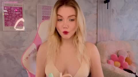 Snapshot of cutie_angels chatting on 1, 5, 2026 HelloMy name Eva online show from 1, 5, 2026