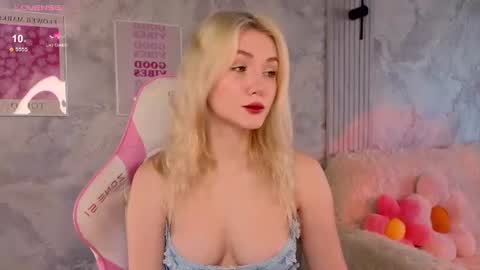 Snapshot of cutie_angels chatting on 1, 7, 2026 HelloMy name Eva online show from 1, 7, 2026