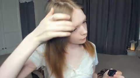 Snapshot of cuty_petite chatting on 18, 6, 2026 Anne online show from 18, 6, 2026