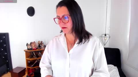 Mia  online show from 26, 10, 2025