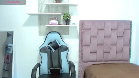 Snapshot of dafnnee_ross chatting on 14, 1, 2025 DAFNNE online show from 14, 1, 2025