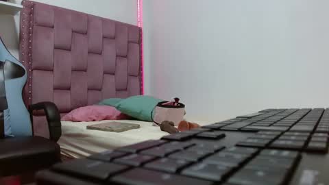 Snapshot of dafnnee_ross chatting on 28, 1, 2025 DAFNNE online show from 28, 1, 2025