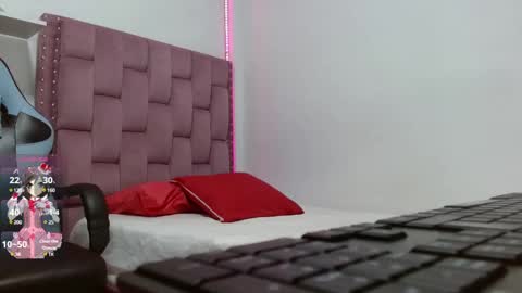 Snapshot of dafnnee_ross chatting on 5, 3, 2025 DAFNNE online show from 5, 3, 2025