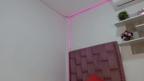 Snapshot of dafnnee_ross chatting on 9, 3, 2025 DAFNNE online show from 9, 3, 2025