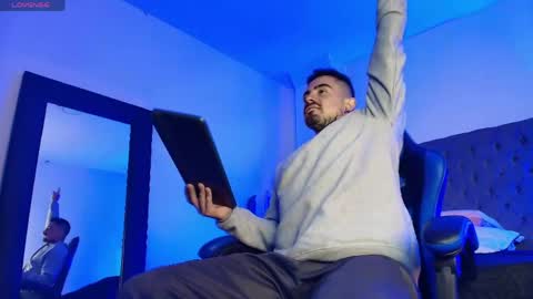 Dallas whitee online show from 5, 4, 2026